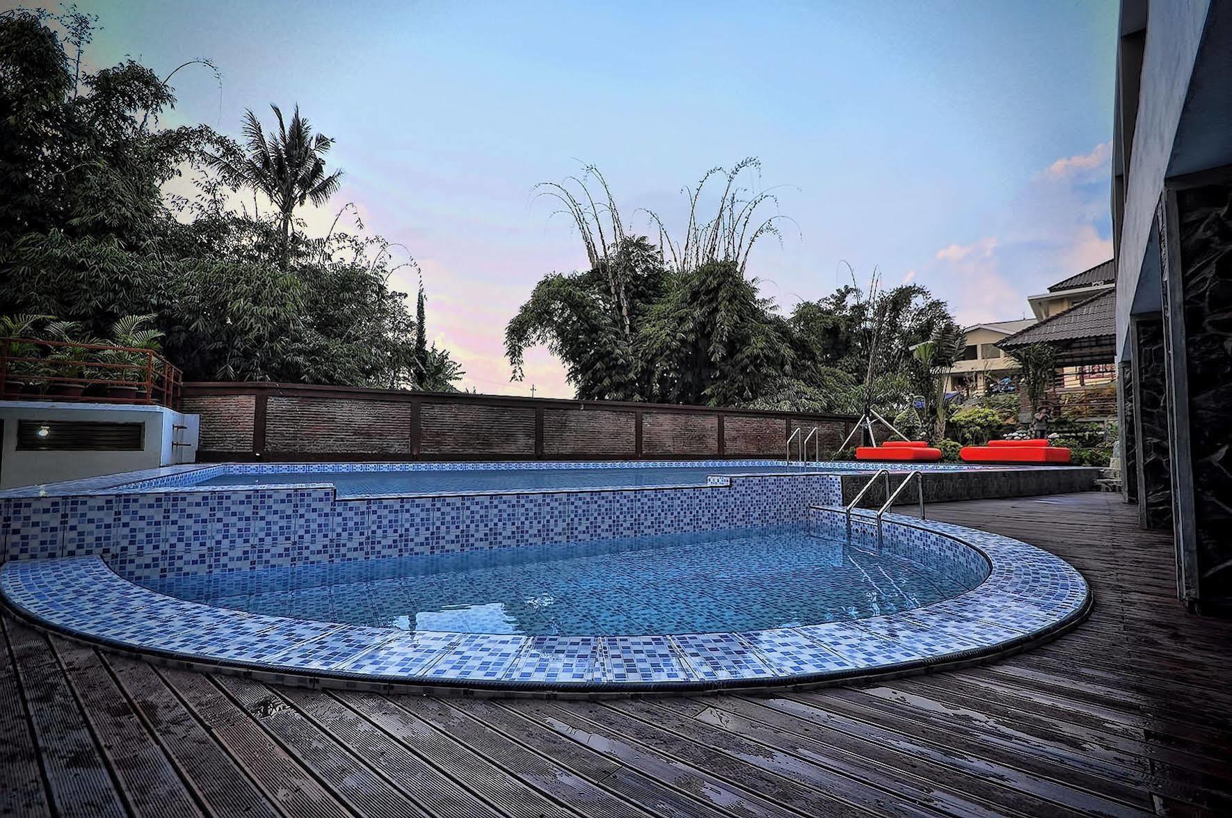 Spencer Green Hotel Batu  Esterno foto